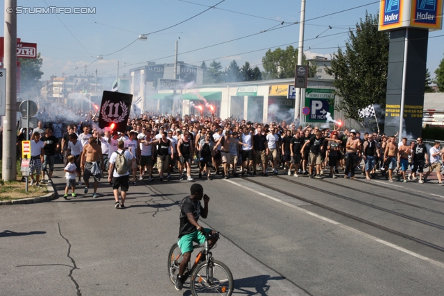 Sturm Graz - Salzburg
Oesterreichische Fussball Bundesliga, 5. Runde, SK Sturm Graz - FC RB Salzburg, Stadion Liebenau Graz, 17.08.2013. 

Foto zeigt den Corteo der Fans von Sturm
Schlüsselwörter: pyrotechnik