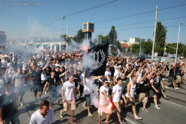 Sturm Graz - Salzburg
Oesterreichische Fussball Bundesliga, 5. Runde, SK Sturm Graz - FC RB Salzburg, Stadion Liebenau Graz, 17.08.2013. 

Foto zeigt den Corteo der Fans von Sturm
Schlüsselwörter: pyrotechnik