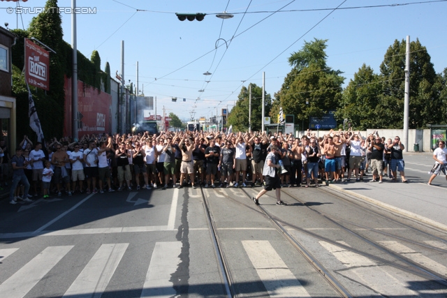 Sturm Graz - Salzburg
Oesterreichische Fussball Bundesliga, 5. Runde, SK Sturm Graz - FC RB Salzburg, Stadion Liebenau Graz, 17.08.2013. 

Foto zeigt den Corteo der Fans von Sturm
Schlüsselwörter: pyrotechnik