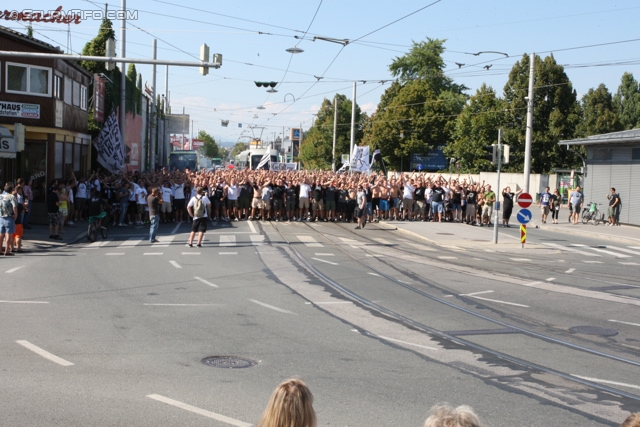 Sturm Graz - Salzburg
Oesterreichische Fussball Bundesliga, 5. Runde, SK Sturm Graz - FC RB Salzburg, Stadion Liebenau Graz, 17.08.2013. 

Foto zeigt den Corteo der Fans von Sturm
