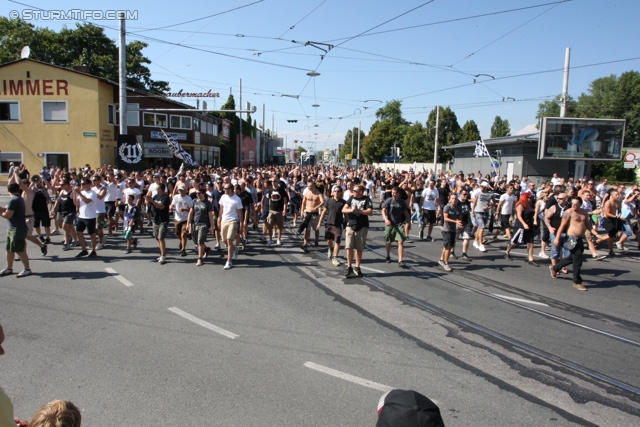 Sturm Graz - Salzburg
Oesterreichische Fussball Bundesliga, 5. Runde, SK Sturm Graz - FC RB Salzburg, Stadion Liebenau Graz, 17.08.2013. 

Foto zeigt den Corteo der Fans von Sturm
