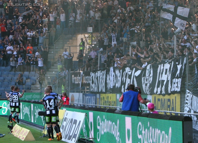 Sturm Graz - Salzburg
Oesterreichische Fussball Bundesliga, 5. Runde, SK Sturm Graz - FC RB Salzburg, Stadion Liebenau Graz, 17.08.2013. 

Foto zeigt Daniel Beichler (Sturm), Florian Kainz (Sturm) und Fans von Sturm
Schlüsselwörter: torjubel