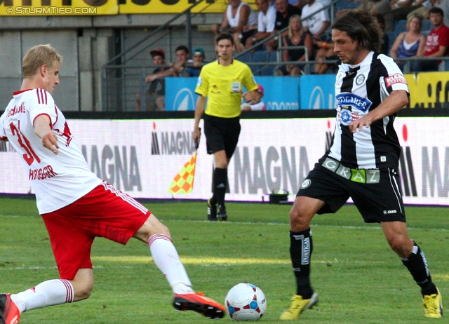 Sturm Graz - Salzburg
Oesterreichische Fussball Bundesliga, 5. Runde, SK Sturm Graz - FC RB Salzburg, Stadion Liebenau Graz, 17.08.2013. 

Foto zeigt Martin Hinteregger (Salzburg) und Imre Szabics (Sturm)
