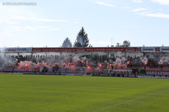 Ried - Sturm Graz
Oesterreichische Fussball Bundesliga, 6. Runde, SV Ried - SK Sturm Graz, Arena Ried, 24.08.2013. 

Foto zeigt Fans von Ried mit einer Choreografie
Schlüsselwörter: pyrotechnik