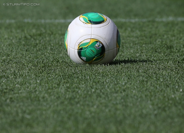 Ried - Sturm Graz
Oesterreichische Fussball Bundesliga, 6. Runde, SV Ried - SK Sturm Graz, Arena Ried, 24.08.2013. 

Foto zeigt ein Feature mit dem Ball
