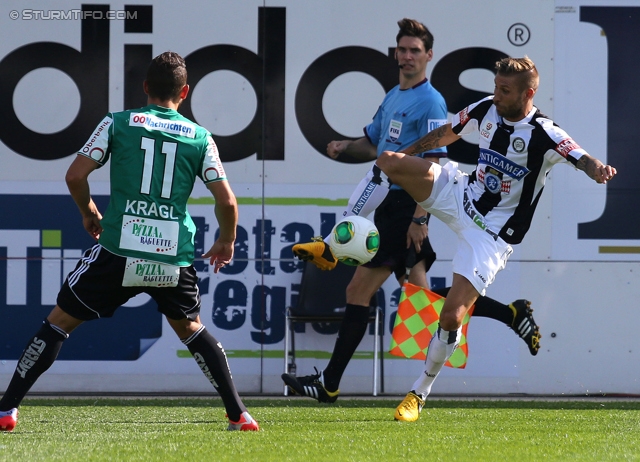 Ried - Sturm Graz
Oesterreichische Fussball Bundesliga, 6. Runde, SV Ried - SK Sturm Graz, Arena Ried, 24.08.2013. 

Foto zeigt Oliver Kragl (Ried) und Patrick Wolf (Sturm)
