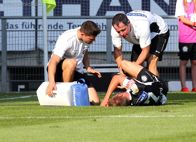 Sturm Graz - Wolfsberg
Oesterreichische Fussball Bundesliga, 7. Runde, SK Sturm Graz - Wolfsberger AC, Stadion Liebenau Graz, 31.08.2013. 

Foto zeigt Daniel Schatz (Betreuer Sturm), Athanasios Puskuris (Teamarzt Sturm) und Martin Ehrenreich (Sturm)
Schlüsselwörter: verletzung