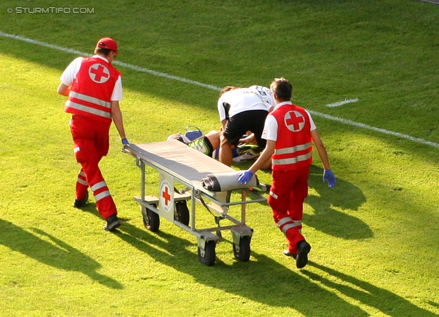 Sturm Graz - Wolfsberg
Oesterreichische Fussball Bundesliga, 7. Runde, SK Sturm Graz - Wolfsberger AC, Stadion Liebenau Graz, 31.08.2013. 

Foto zeigt Sanitaeter und Athanasios Puskuris (Teamarzt Sturm)
