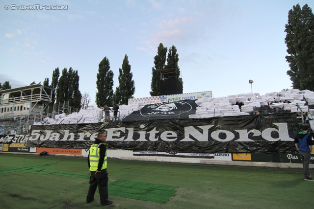 Wiener Neustadt - Sturm Graz
Oesterreichische Fussball Bundesliga, 8. Runde, SC Wiener Neustadt - SK Sturm Graz, Stadion Wiener Neustadt, 14.09.2013. 

Foto zeigt Fans von Sturm mit einer Choreografie
