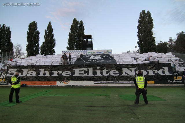 Wiener Neustadt - Sturm Graz
Oesterreichische Fussball Bundesliga, 8. Runde, SC Wiener Neustadt - SK Sturm Graz, Stadion Wiener Neustadt, 14.09.2013. 

Foto zeigt Fans von Sturm mit einer Choeographie
