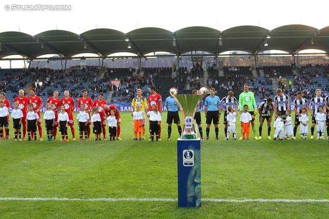 Sturm Graz - Wiener Neustadt
OEFB Cup, 2. Runde, SK Sturm Graz - SC Wiener Neustadt, Stadion Liebenau Graz, 25.09.2013. 

Foto zeigt Mannschaft von Wr. Neustadt, OEFB Cup Pokal und die Mannschaft von Sturm
