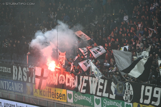 Sturm Graz - Innsbruck
Oesterreichische Fussball Bundesliga, 10. Runde, SK Sturm Graz - FC Wacker Innsbruck, Stadion Liebenau Graz, 28.09.2013. 

Foto zeigt Fans von Sturm
Schlüsselwörter: pyrotechnik