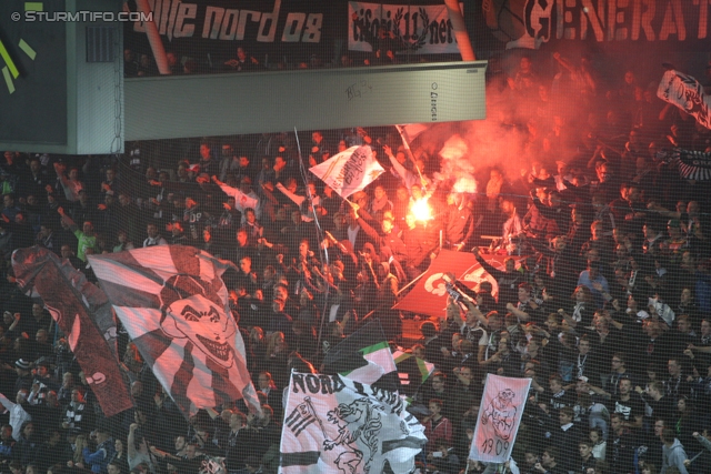 Sturm Graz - Innsbruck
Oesterreichische Fussball Bundesliga, 10. Runde, SK Sturm Graz - FC Wacker Innsbruck, Stadion Liebenau Graz, 28.09.2013. 

Foto zeigt Fans von Sturm
Schlüsselwörter: pyrotechnik