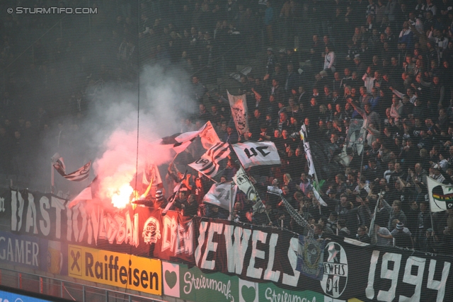 Sturm Graz - Innsbruck
Oesterreichische Fussball Bundesliga, 10. Runde, SK Sturm Graz - FC Wacker Innsbruck, Stadion Liebenau Graz, 28.09.2013. 

Foto zeigt Fans von Sturm
Schlüsselwörter: pyrotechnik