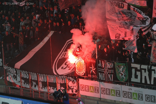 Sturm Graz - Innsbruck
Oesterreichische Fussball Bundesliga, 10. Runde, SK Sturm Graz - FC Wacker Innsbruck, Stadion Liebenau Graz, 28.09.2013. 

Foto zeigt Fans von Sturm
Schlüsselwörter: pyrotechnik