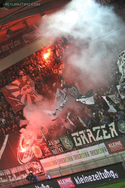 Sturm Graz - Innsbruck
Oesterreichische Fussball Bundesliga, 10. Runde, SK Sturm Graz - FC Wacker Innsbruck, Stadion Liebenau Graz, 28.09.2013. 

Foto zeigt Fans von Sturm
Schlüsselwörter: pyrotechnik