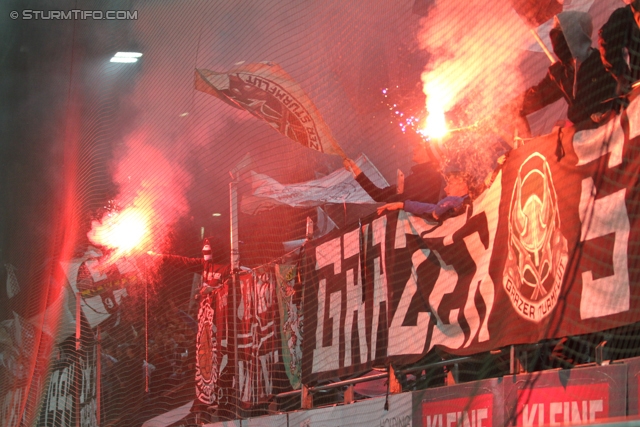 Sturm Graz - Innsbruck
Oesterreichische Fussball Bundesliga, 10. Runde, SK Sturm Graz - FC Wacker Innsbruck, Stadion Liebenau Graz, 28.09.2013. 

Foto zeigt Fans von Sturm
Schlüsselwörter: pyrotechnik