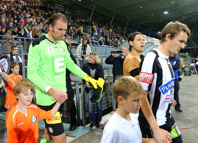 Sturm Graz - Innsbruck
Oesterreichische Fussball Bundesliga, 10. Runde, SK Sturm Graz - FC Wacker Innsbruck, Stadion Liebenau Graz, 28.09.2013. 

Foto zeigt Benedikt Pliquett (Sturm), Andreas Hoelzl (Sturm) und Einlaufkinder
