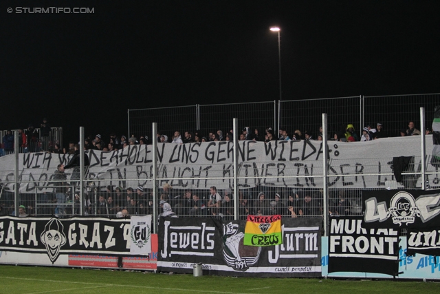 Groedig - Sturm Graz
Oesterreichische Fussball Bundesliga, 11. Runde, SV Groedig - SK Sturm Graz, Untersbergarena Groedig, 05.10.2013. 

Foto zeigt Fans von Sturm mit einem Spruchband
