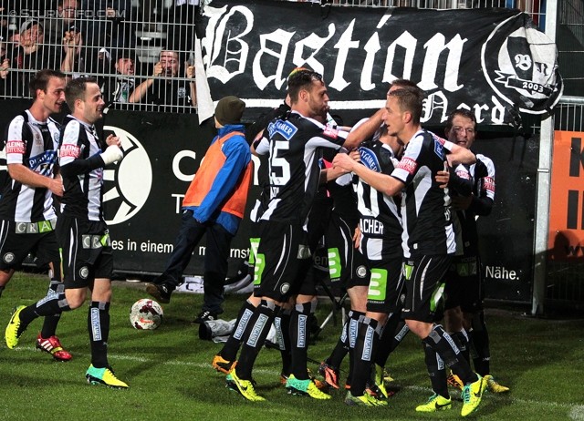 Groedig - Sturm Graz
Oesterreichische Fussball Bundesliga, 11. Runde, SV Groedig - SK Sturm Graz, Untersbergarena Groedig, 05.10.2013. 

Foto zeigt die Mannschaft von Sturm
Schlüsselwörter: torjubel