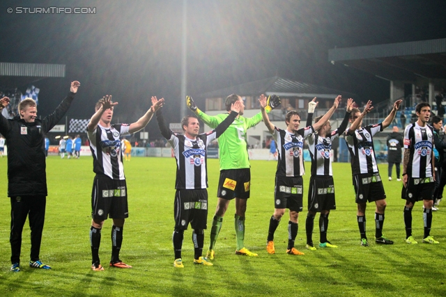 Groedig - Sturm Graz
Oesterreichische Fussball Bundesliga, 11. Runde, SV Groedig - SK Sturm Graz, Untersbergarena Groedig, 05.10.2013. 

Foto zeigt die Mannschaft von Sturm
Schlüsselwörter: jubel