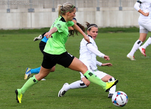 Sturm Damen - St. Poelten
OEFB Frauenliga, 6. Runde,  SK Sturm Graz Damen - FSK St. Poelten-Spratzern, Trainingszentrum Messendorf, 05.10.2013. 

Foto zeigt Julia Herndler (St. Poelten) und Stephanie Kovacs (Sturm Damen)
