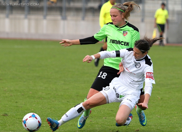 Sturm Damen - St. Poelten
OEFB Frauenliga, 6. Runde,  SK Sturm Graz Damen - FSK St. Poelten-Spratzern, Trainingszentrum Messendorf, 05.10.2013. 

Foto zeigt Carina Mahr (St. Poelten) und Jasmin Zorec (Sturm Damen)
