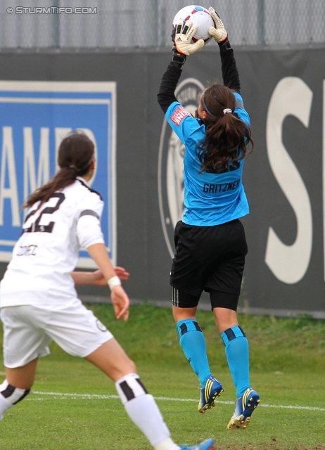 Sturm Damen - St. Poelten
OEFB Frauenliga, 6. Runde,  SK Sturm Graz Damen - FSK St. Poelten-Spratzern, Trainingszentrum Messendorf, 05.10.2013. 

Foto zeigt Jasmin Zorec (Sturm Damen) und Vanessa Gritzner (Sturm Damen)
