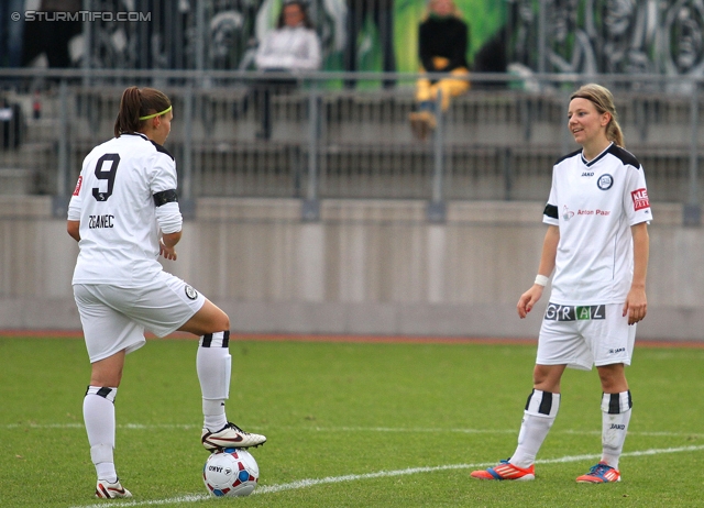 Sturm Damen - St. Poelten
OEFB Frauenliga, 6. Runde,  SK Sturm Graz Damen - FSK St. Poelten-Spratzern, Trainingszentrum Messendorf, 05.10.2013. 

Foto zeigt Urska Zganec (Sturm Damen) und Elisabeth Tieber (Sturm Damen)
