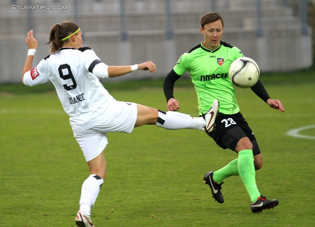 Sturm Damen - St. Poelten
OEFB Frauenliga, 6. Runde,  SK Sturm Graz Damen - FSK St. Poelten-Spratzern, Trainingszentrum Messendorf, 05.10.2013. 

Foto zeigt Urska Zganec (Sturm Damen) und Monika Matysova (St. Poelten)
