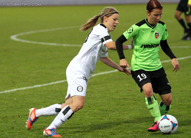 Sturm Damen - St. Poelten
OEFB Frauenliga, 6. Runde,  SK Sturm Graz Damen - FSK St. Poelten-Spratzern, Trainingszentrum Messendorf, 05.10.2013. 

Foto zeigt Elisabeth Tieber (Sturm Damen) und Julia Tabotta (St. Poelten)
