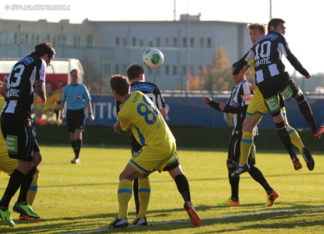 Sturm Graz - Domzale
Testspiel,  SK Sturm Graz - NK Domzale, Trainingszentrum Messendorf, 15.10.2013. 

Foto zeigt Nikola Vujadinovic (Sturm) und Anel Hadzic (Sturm)
