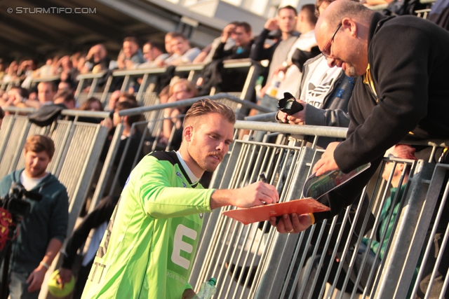 Sturm Graz - Domzale
Testspiel,  SK Sturm Graz - NK Domzale, Trainingszentrum Messendorf, 15.10.2013. 

Foto zeigt Benedikt Pliquett (Sturm) und Fans von Sturm
