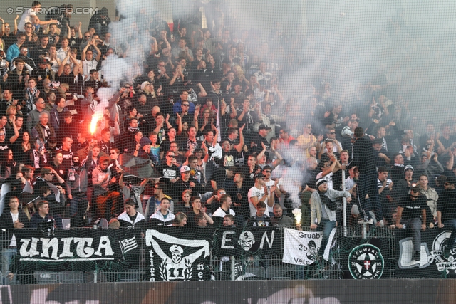 Rapid Wien - Sturm Graz
Oesterreichische Fussball Bundesliga, 12. Runde, SK Rapid Wien - SK Sturm Graz, Gerhard Hanappi Stadion Wien, 20.10.2013. 

Foto zeigt Fans von Sturm
Schlüsselwörter: pyrotechnik