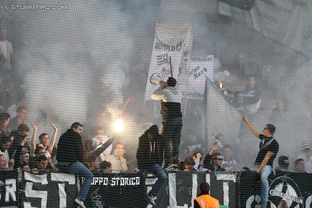 Rapid Wien - Sturm Graz
Oesterreichische Fussball Bundesliga, 12. Runde, SK Rapid Wien - SK Sturm Graz, Gerhard Hanappi Stadion Wien, 20.10.2013. 

Foto zeigt Fans von Sturm
Schlüsselwörter: pyrotechnik