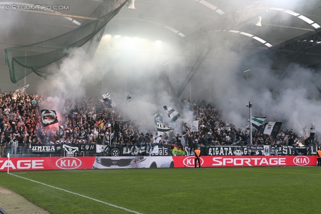 Rapid Wien - Sturm Graz
Oesterreichische Fussball Bundesliga, 12. Runde, SK Rapid Wien - SK Sturm Graz, Gerhard Hanappi Stadion Wien, 20.10.2013. 

Foto zeigt Fans von Sturm
Schlüsselwörter: pyrotechnik