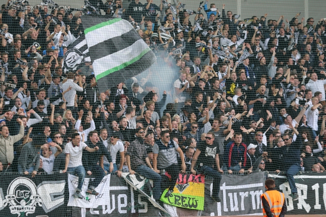 Rapid Wien - Sturm Graz
Oesterreichische Fussball Bundesliga, 12. Runde, SK Rapid Wien - SK Sturm Graz, Gerhard Hanappi Stadion Wien, 20.10.2013. 

Foto zeigt Fans von Sturm
