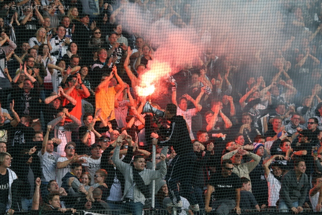 Rapid Wien - Sturm Graz
Oesterreichische Fussball Bundesliga, 12. Runde, SK Rapid Wien - SK Sturm Graz, Gerhard Hanappi Stadion Wien, 20.10.2013. 

Foto zeigt Fans von Sturm
Schlüsselwörter: pyrotechnik