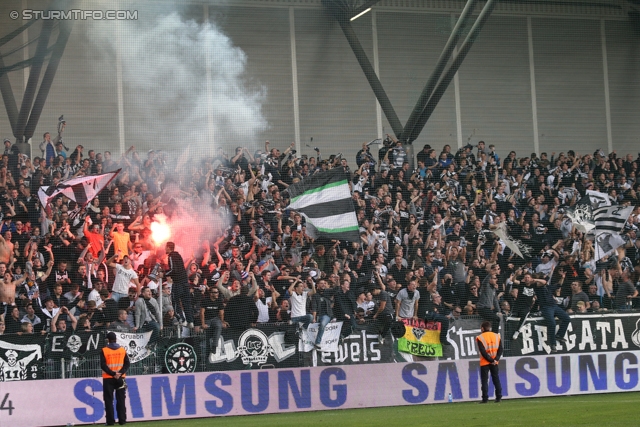 Rapid Wien - Sturm Graz
Oesterreichische Fussball Bundesliga, 12. Runde, SK Rapid Wien - SK Sturm Graz, Gerhard Hanappi Stadion Wien, 20.10.2013. 

Foto zeigt Fans von Sturm
Schlüsselwörter: pyrotechnik