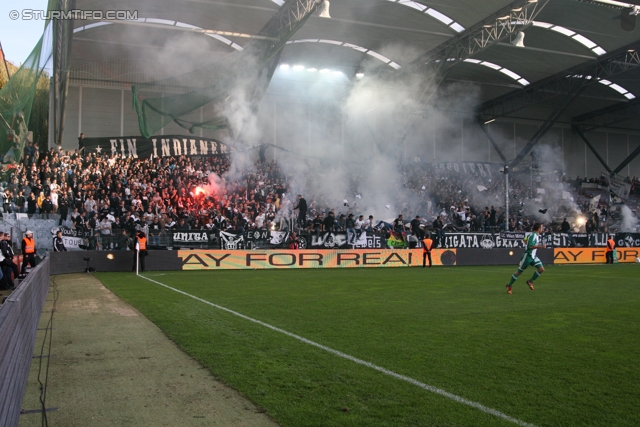 Rapid Wien - Sturm Graz
Oesterreichische Fussball Bundesliga, 12. Runde, SK Rapid Wien - SK Sturm Graz, Gerhard Hanappi Stadion Wien, 20.10.2013. 

Foto zeigt Fans von Sturm
Schlüsselwörter: pyrotechnik