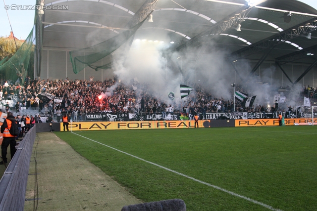 Rapid Wien - Sturm Graz
Oesterreichische Fussball Bundesliga, 12. Runde, SK Rapid Wien - SK Sturm Graz, Gerhard Hanappi Stadion Wien, 20.10.2013. 

Foto zeigt Fans von Sturm
Schlüsselwörter: pyrotechnik