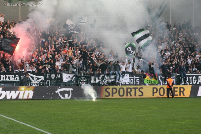 Rapid Wien - Sturm Graz
Oesterreichische Fussball Bundesliga, 12. Runde, SK Rapid Wien - SK Sturm Graz, Gerhard Hanappi Stadion Wien, 20.10.2013. 

Foto zeigt Fans von Sturm
Schlüsselwörter: pyrotechnik