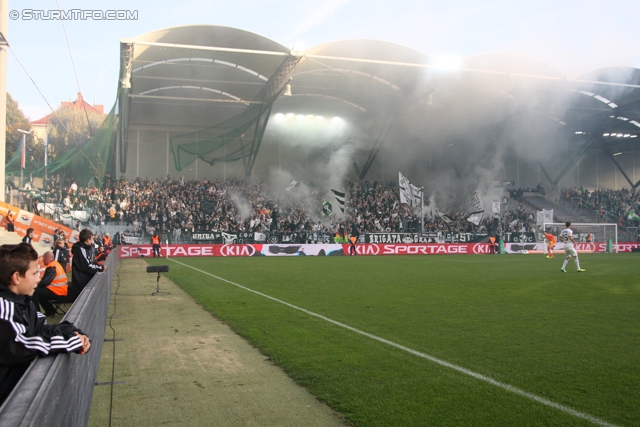 Rapid Wien - Sturm Graz
Oesterreichische Fussball Bundesliga, 12. Runde, SK Rapid Wien - SK Sturm Graz, Gerhard Hanappi Stadion Wien, 20.10.2013. 

Foto zeigt Fans von Sturm
Schlüsselwörter: pyrotechnik