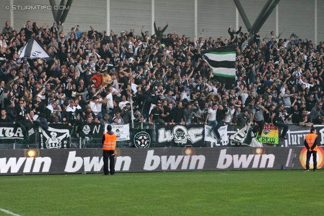 Rapid Wien - Sturm Graz
Oesterreichische Fussball Bundesliga, 12. Runde, SK Rapid Wien - SK Sturm Graz, Gerhard Hanappi Stadion Wien, 20.10.2013. 

Foto zeigt Fans von Sturm
