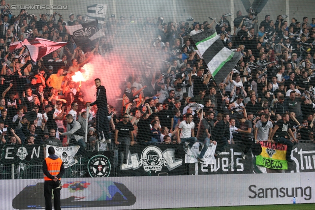 Rapid Wien - Sturm Graz
Oesterreichische Fussball Bundesliga, 12. Runde, SK Rapid Wien - SK Sturm Graz, Gerhard Hanappi Stadion Wien, 20.10.2013. 

Foto zeigt Fans von Sturm
Schlüsselwörter: pyrotechnik