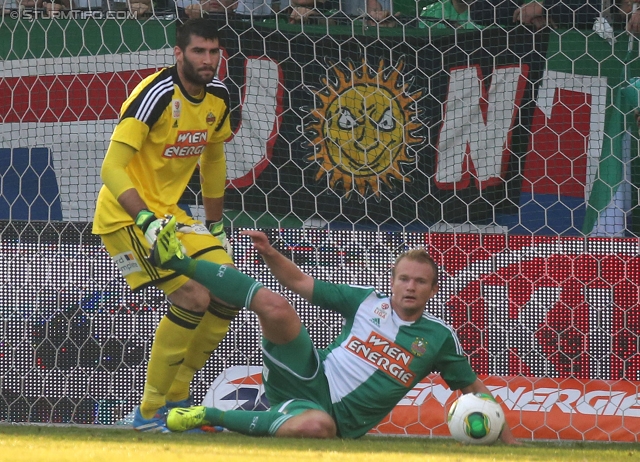 Rapid Wien - Sturm Graz
Oesterreichische Fussball Bundesliga, 12. Runde, SK Rapid Wien - SK Sturm Graz, Gerhard Hanappi Stadion Wien, 20.10.2013. 

Foto zeigt Jan Novota (Rapid) und Mario Sonnleitner (Rapid)
