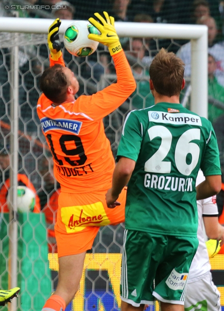 Rapid Wien - Sturm Graz
Oesterreichische Fussball Bundesliga, 12. Runde, SK Rapid Wien - SK Sturm Graz, Gerhard Hanappi Stadion Wien, 20.10.2013. 

Foto zeigt Benedikt Pliquett (Sturm) und Lukas Grozurek (Rapid)
