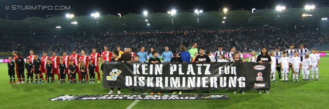 Sturm Graz - Admira
Oesterreichische Fussball Bundesliga, 13. Runde, SK Sturm Graz - FC Admira Wacker Moedling, Stadion Liebenau Graz, 26.10.2013. 

Foto zeigt die Mannschaft der Admira und das Schiedsrichterteam und die Mannschaft von Sturm mit Transparent gegen Diskriminierung
