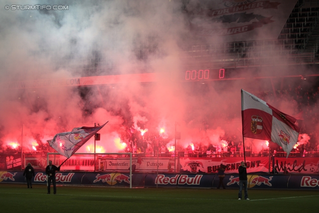 Salzburg - Sturm Graz
Oesterreichische Fussball Bundesliga, 14. Runde, FC RB Salzburg - SK Sturm Graz, Stadion Wals-Siezenheim, 02.11.2013. 

Foto zeigt Fans von RB Salzburg mit einer Choreografie
Schlüsselwörter: pyrotechnik