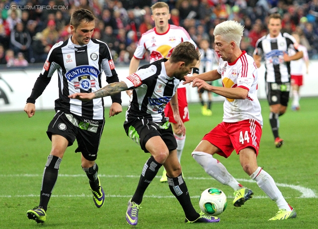 Salzburg - Sturm Graz
Oesterreichische Fussball Bundesliga, 14. Runde, FC RB Salzburg - SK Sturm Graz, Stadion Wals-Siezenheim, 02.11.2013. 

Foto zeigt Anel Hadzic (Sturm), Benedikt Pliquett (Sturm) und Kevin Kampl (Salzburg)
